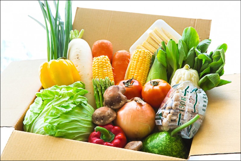 花蓮市重慶市場推出蔬菜箱網購，臉書按讚可抽好禮。（花蓮市公所提供）