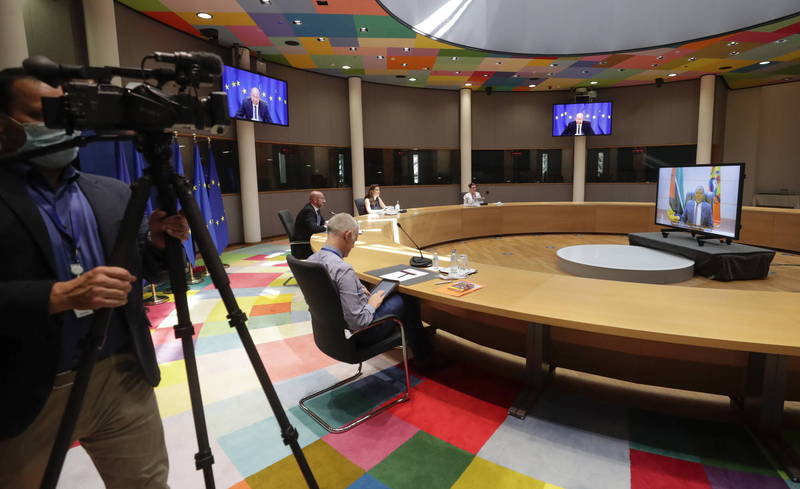 欧盟欧洲理事会主席米歇尔（Charles Michel，左方中间）今日与莫三比克总统纽西（Filipe Nyusi，右方萤幕）远距会面。（欧新社）(photo:LTN)