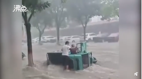 河北武安市，暴雨淹没街道，车辆被激流沖走、翻覆，更有民众自抱树自救。（图撷取自微博）(photo:LTN)