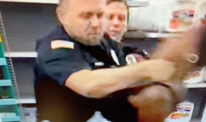 员警挥拳击中柏德（图右）脸部。（图取自syracuse Youtube）(photo:LTN)