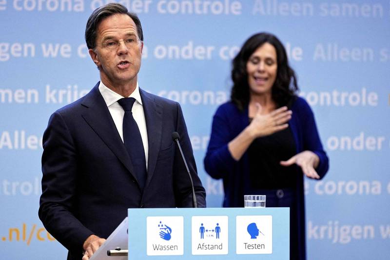 荷兰总理吕特（左）上週五在记者会上宣布将重新实施疫情管制措施。（法新社）(photo:LTN)