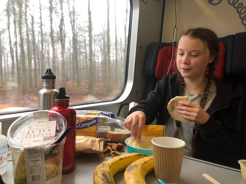 童贝里曾秀出自己搭火车时的用餐照，满桌的纸杯、塑胶，浪费食物以及食用进口香蕉，与其减碳主张矛盾。（取自推特@GretaThunberg）(photo:LTN)