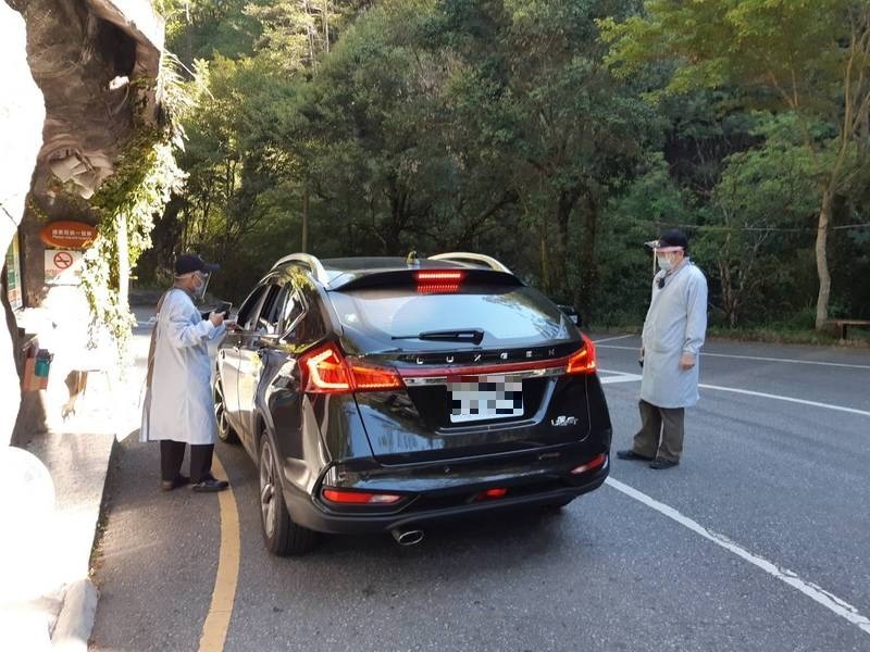 微解封首日，民眾迫不及待，上午8點50分即有遊客開車進入武陵農場。（武陵農場提供）