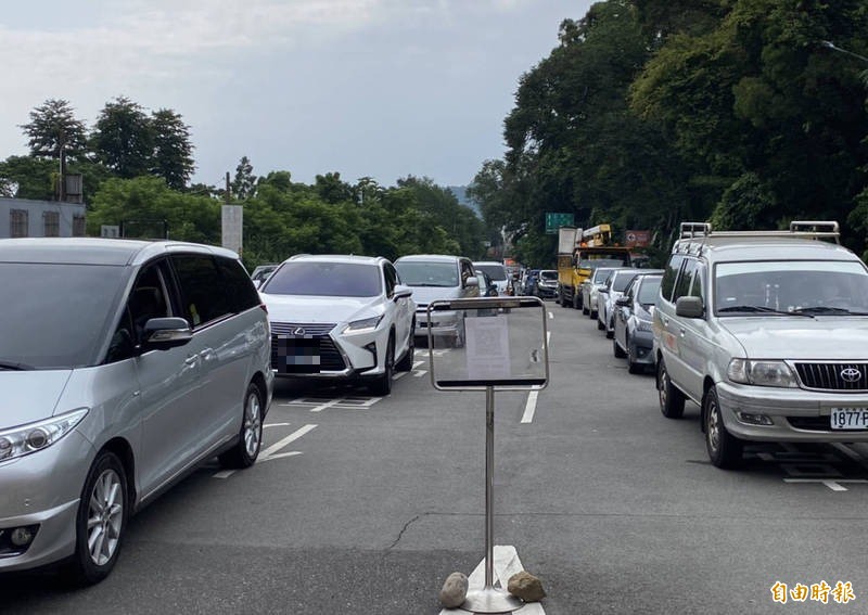 石門水庫封園56天重新開放首日，民眾搶頭香早起配合園區管制措施依序排隊入場。（記者李容萍攝）