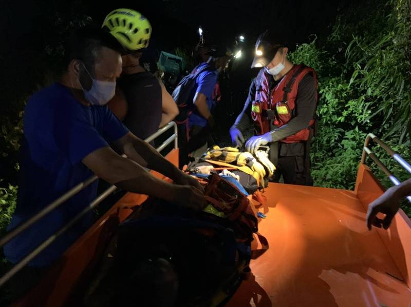 來義鄉昨天傳出有兩名男子溺水，消防人員漏夜送下山。（屏東消防局提供）（記者陳彥廷攝）