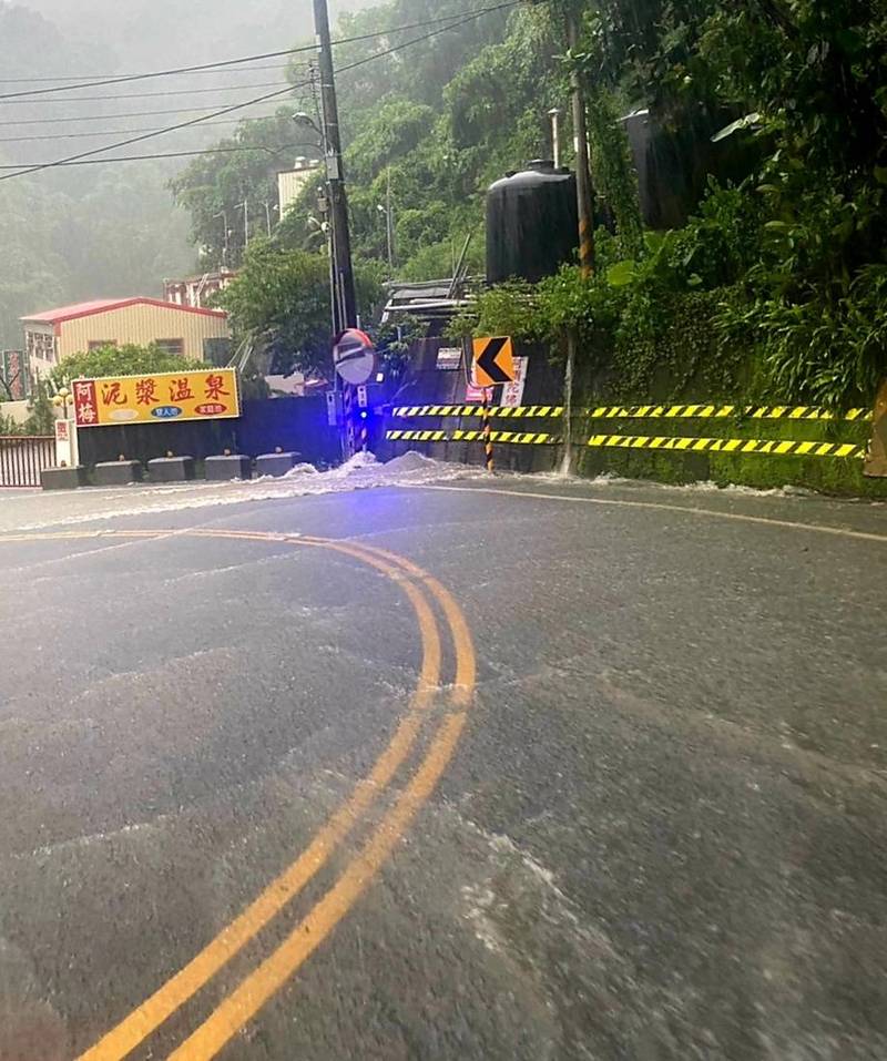 今午後對流雲系旺盛，短時強降雨，白河、東山山區溪水暴漲、水淹道路、樹木倒塌。（警方提供）