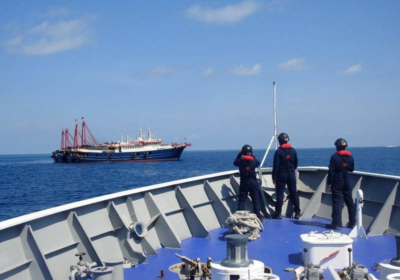菲律賓海岸巡防隊正在南海監控中國船隻。（歐新社資料照）