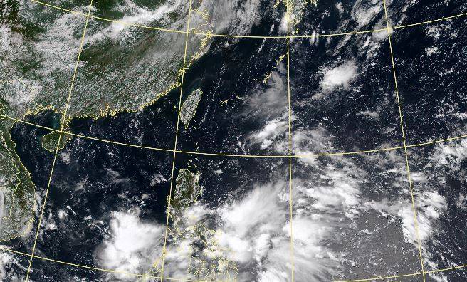 中央氣象局今（13日）指出，南海至菲律賓東方海面出現「季風槽」，也就是颱風的發跡地。（圖取自氣象局）