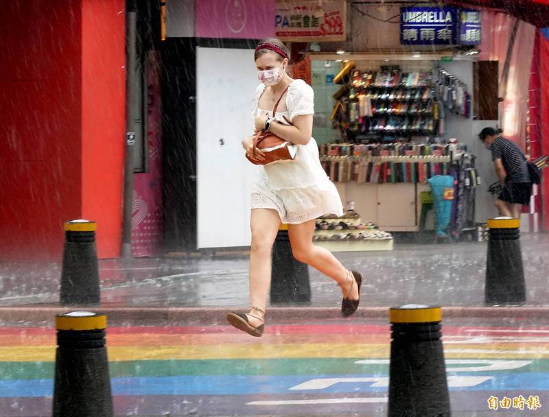 明天午後各地易有雷陣雨，尤其是中南部地區及其他山區容易有局部大雨發生的機率，要留意短延時強降雨。（資料照）