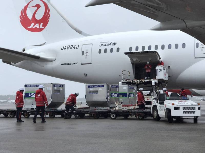 日本再捐贈台灣100萬劑的AZ疫苗，將在15日由日航送抵台灣。圖為日本援贈第一波124萬劑疫苗時，日航在成田機場裝載AZ疫苗情況。（資料照，駐日代表處提供）