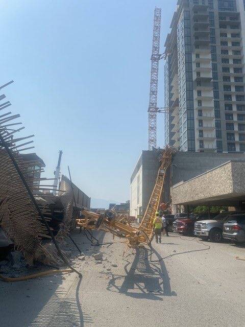 加拿大西部基洛纳发生一起重大工安意外，一座塔式起重机倒塌，撞到附近建筑及房屋中，造成多人死亡。（图撷自推特）(photo:LTN)