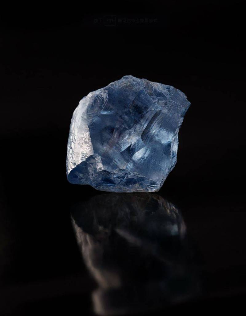 南非佩特拉鑽石公司發現1顆重達39.3克拉的頂級藍色鑽石，近日以超過4000萬美元的高價賣給鑽石商，平均每克拉100多萬美元，是全球迄今最昂貴的鑽石原石之一。（圖擷自Petra Diamonds官網）
