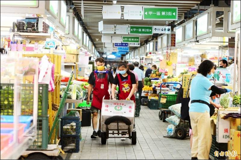 環南市場疫情獲得控制，台北環南市場已開市營業。北市府並表示，當接種普及達到部分群體免疫，篩檢就只需針對熱區，此策略符合公衛專業。（資料照）