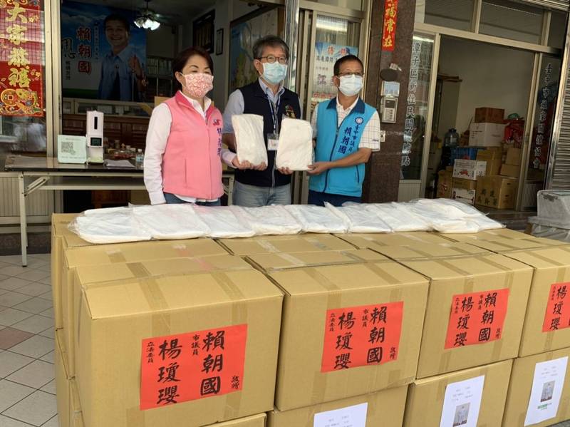 台中市議員賴朝國、立委楊瓊瓔與有茗國際有限公司聯手，捐贈1000套防護衣供台中市環保局防疫消毒人員使用。（賴朝國服務處提供）