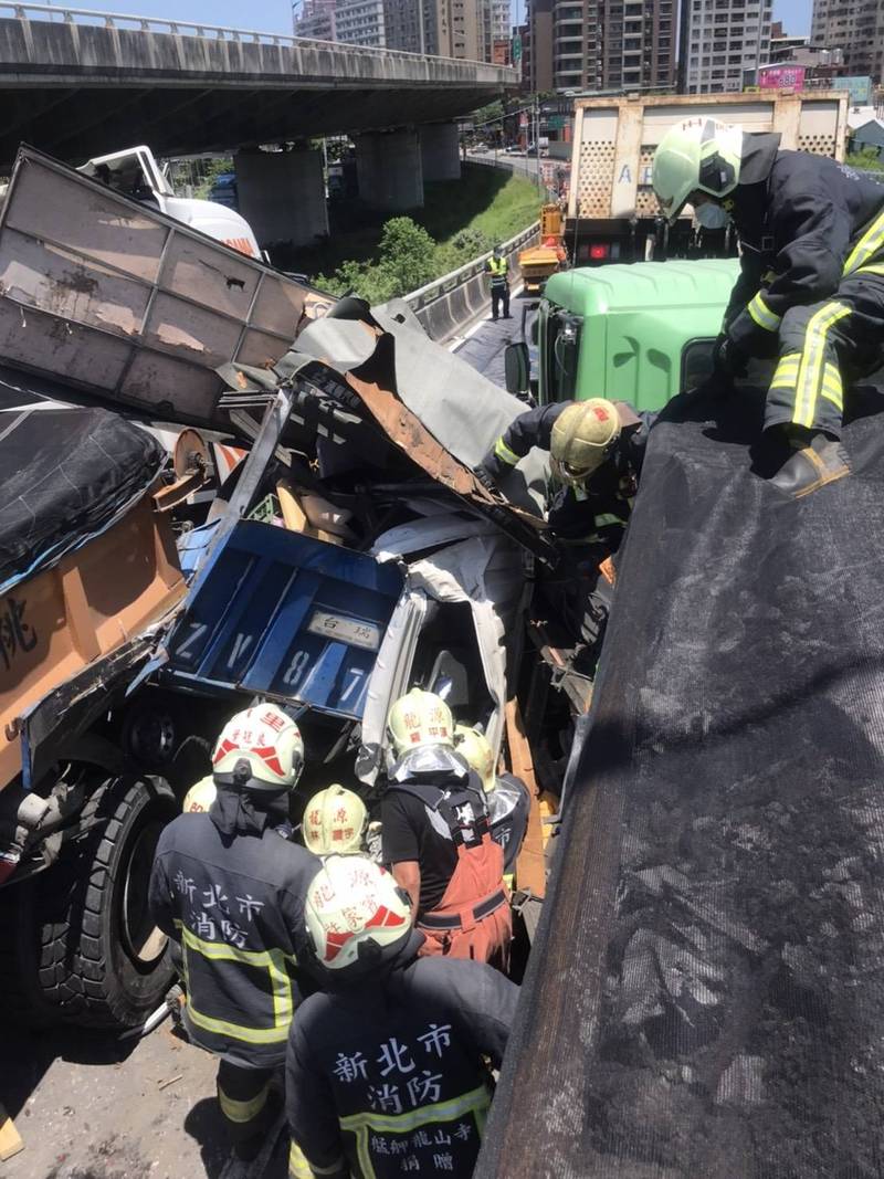 台64線八里段砂石車等10車連環車禍小貨車駕駛受困命危 社會 自由時報電子報