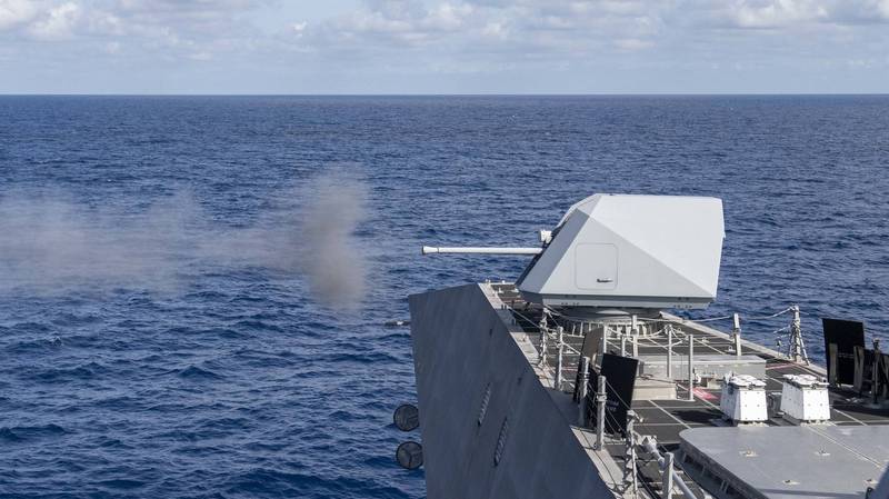 「查尔斯顿号」在南海展开射击演习。（图撷取自美国国防视觉资讯发布服务单位「DVIDS」）(photo:LTN)