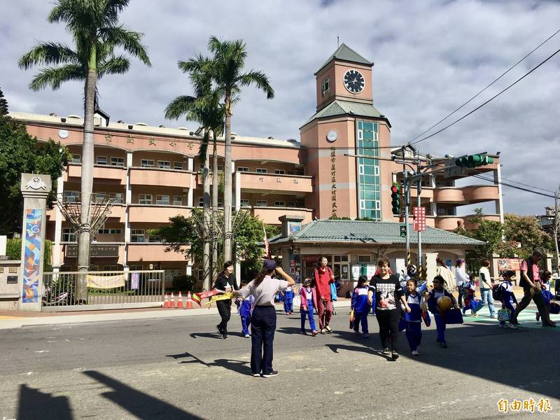 桃園市國小在新學年度雖無新設校，但有57校共增設93班、20校共減少25班，其中蘆竹區大竹國小增加1班。圖為疫情前學生放學情形。（記者魏瑾筠攝）