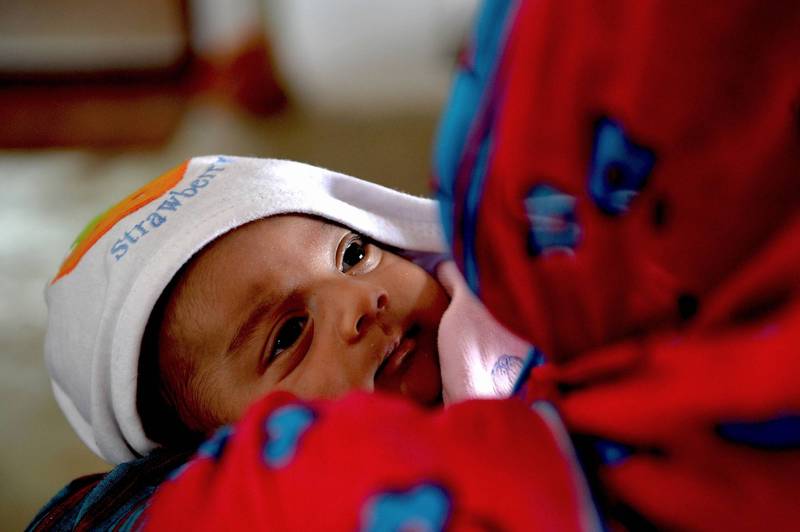 印度婦產少見3頭嬰 居民奔千里搶看「上帝化身」 給祝福