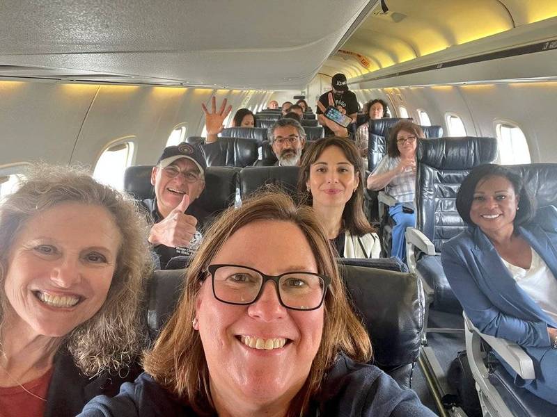 德州民主党籍众议员杨森（Julie Johnson）于推特分享，与其他民主党议员一起搭机前往华盛顿特区的画面。（图撷自Julie Johnson推特）(photo:LTN)
