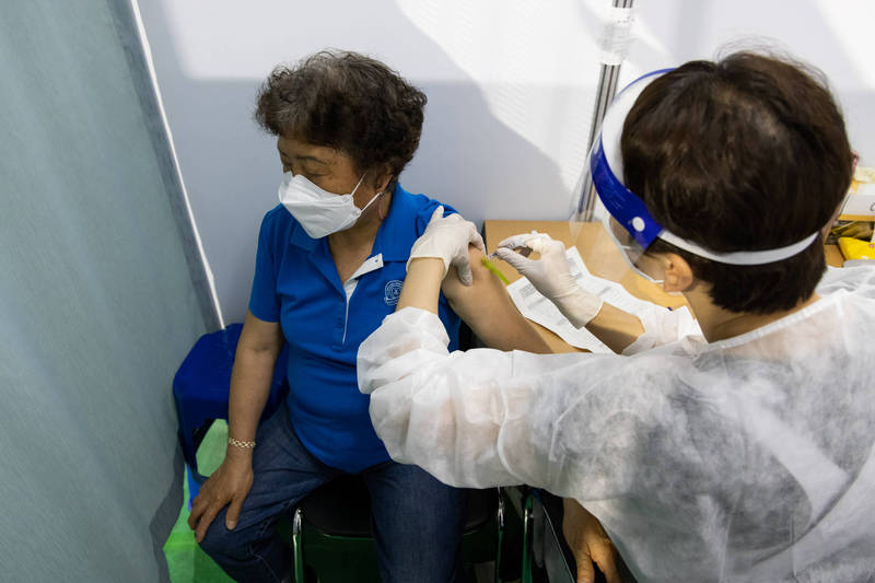 南韓12日開放55歲至59歲民眾上網預約莫德納疫苗接種，沒想到不到一天預約人數就超過疫苗預計供給量。（彭博）