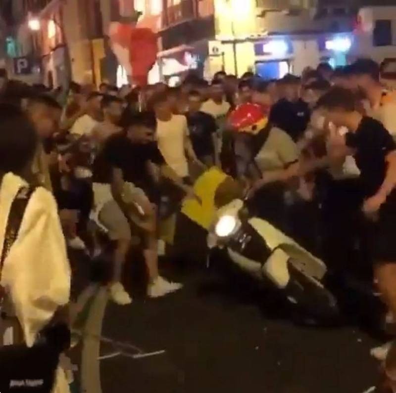 义大利球迷在足球队对战西班牙取胜，纷纷上街狂欢庆祝，但也出现许多失控情况，除了违反防疫规定外，也有路过的机车骑士遭到攻击（见图）。（图撷自Selvaggia Lucarelli推特）(photo:LTN)