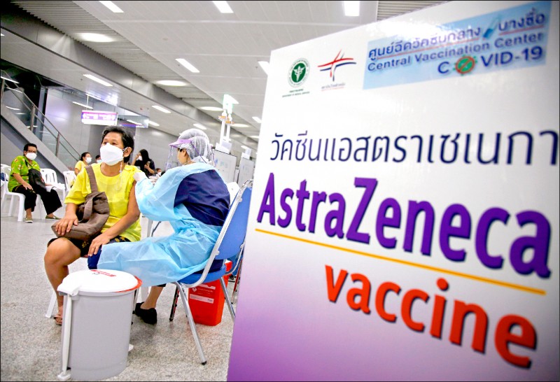 泰國醫療人員十三日在曼谷為民眾接種「阿斯特捷利康」（AZ）疫苗。
（歐新社）