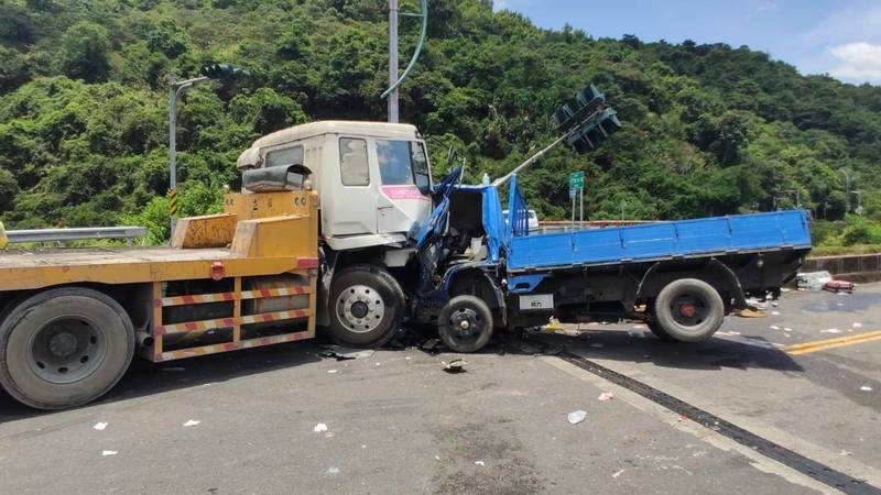 宜蘭縣泰雅大橋發生小貨車與拖板車車禍，有6人受傷送醫。（圖由讀者提供）