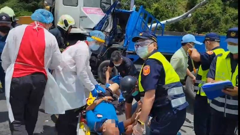 救難人員救出受困駕駛座的小貨車李姓駕駛（中，穿藍色上衣者）。（圖由讀者提供）