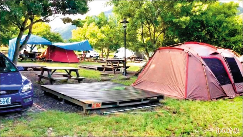 武陵農場露營民眾是住宿客房的近3倍，顯示民眾還是覺得戶外有社交距離，防疫比較安全。（記者歐素美攝）