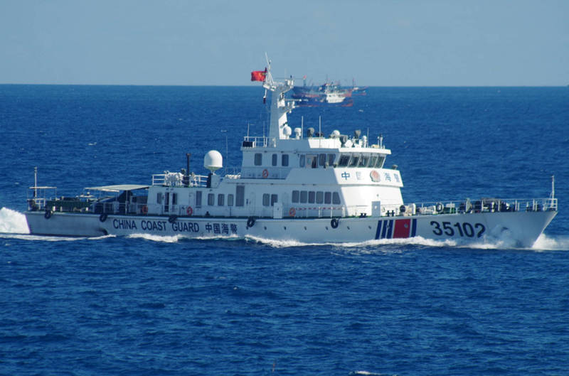 日本連續152天於釣魚台周邊海域發現中國公務船。圖為過去中方船隻駛於釣魚台周遭畫面。（美聯社資料照）