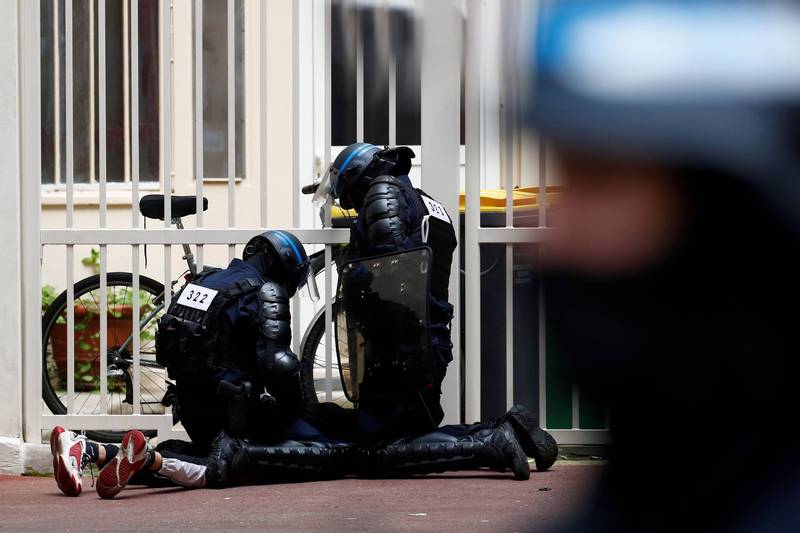 在巴黎甚至有示威民众推倒垃圾筒、放火焚烧路旁的挖土机具等，与警方对峙冲突，警方为此发射催泪弹，同时也逮捕部分示威民众。（路透）(photo:LTN)