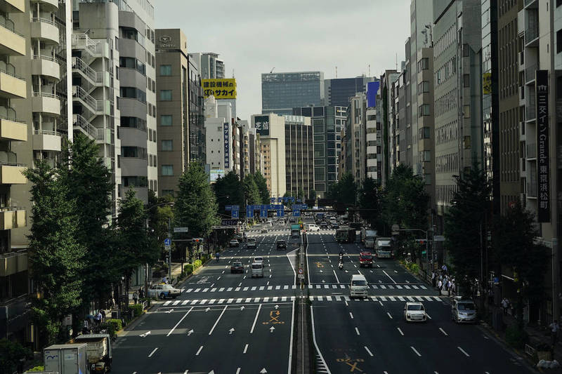 東京都7月14日單日新增1149例確診，成為第4波疫情高峰，其中以年輕人佔多數。圖為東京街景，示意圖。（美聯社）