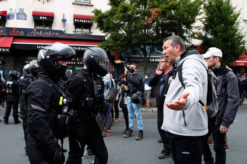 民众不满法国总统马克宏要求，下月起须持有疫苗护照或阴性检测证明才能进出酒吧、餐厅等公共场所，在街头示威抗议，并与警方发生冲突。（路透）(photo:LTN)