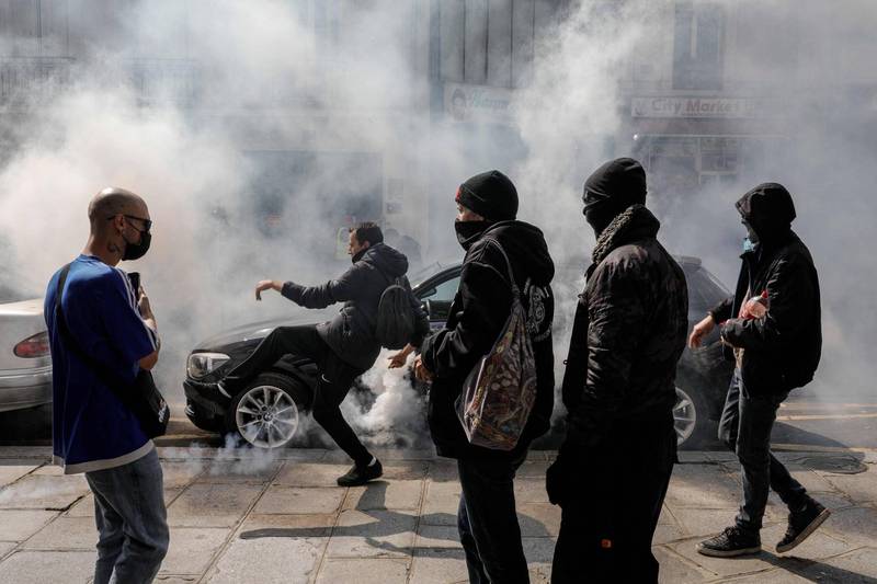 在巴黎甚至有示威民众推倒垃圾筒、放火焚烧路旁的挖土机具等，与警方对峙冲突，警方为此发射催泪弹，同时也逮捕部分示威民众。（法新社）(photo:LTN)