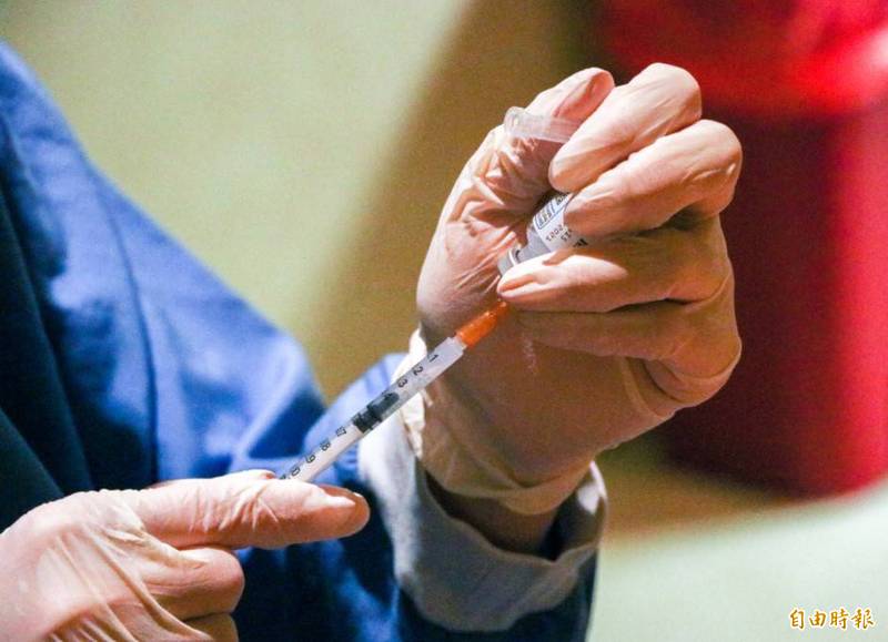 許書華呼籲民眾，打個疫苗不要搞的挑老公老婆要廝守終生一樣。接種武肺疫苗示意圖，圖與新聞事件無關。（資料照）
