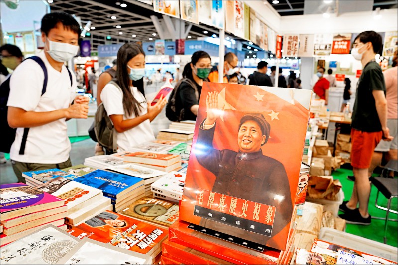 第卅一届香港书展十四日登场，中国共产党创始人毛泽东及中共中央委员会总书记暨中国国家主席习近平相关书籍在展场的陈列位置佔尽优势。（美联社）(photo:LTN)
