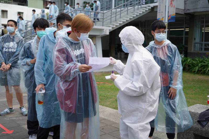 成大不分系助理教授李孟學的課程，讓學生穿上防護衣模擬檢疫流程。（圖由成大提供）