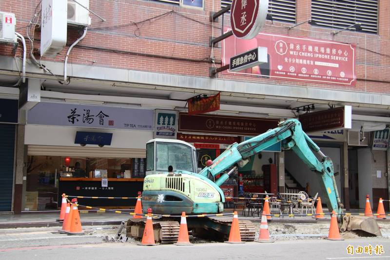 民眾爆料，承攬竹北市公所人行道改善工程的包商疑似趕工他處而停工，且任憑機具就「睡」在店家門前超過1週。（記者黃美珠攝）