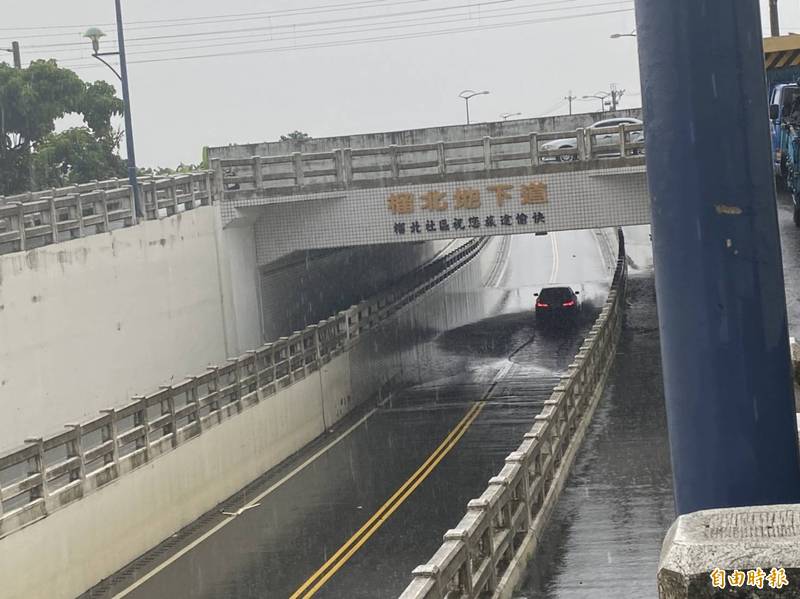 斗六今天下午降下大雨，榴北地下道地積水。（記者詹士弘攝）