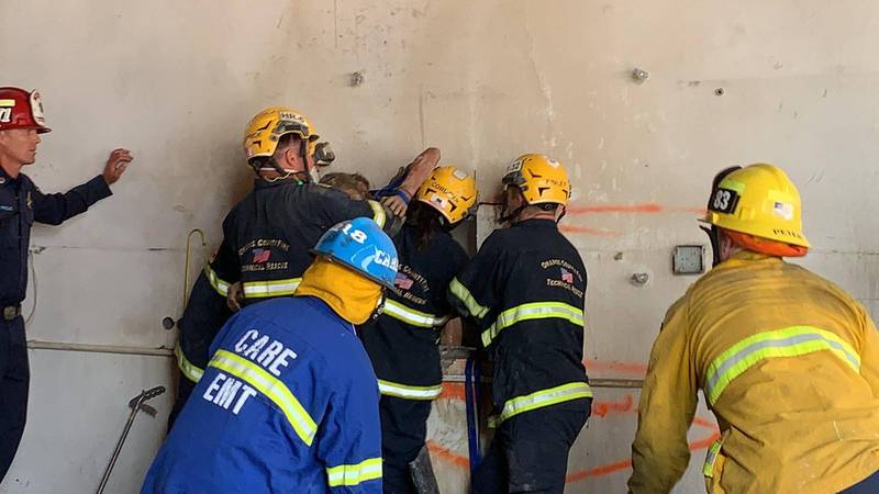 消防人员将水泥墙面凿洞，花费了2.5小时，才顺利将受困女子拉出。（图翻摄自Orange County Fire Authority官方推特）(photo:LTN)
