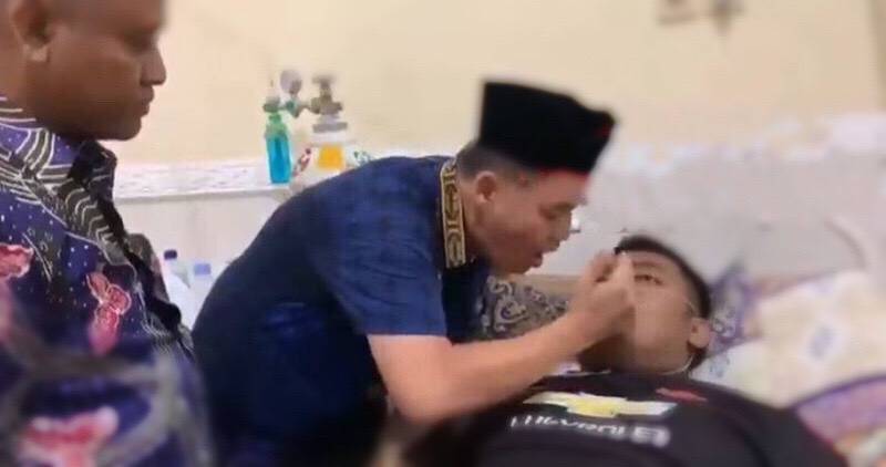 印尼1名男子不相信病毒存在，带着友人前往医院扑向1名躺在床上的确诊者，还用手搧他唿出的气来闻，最后男子染疫身亡。（图取自Twitter）(photo:LTN)