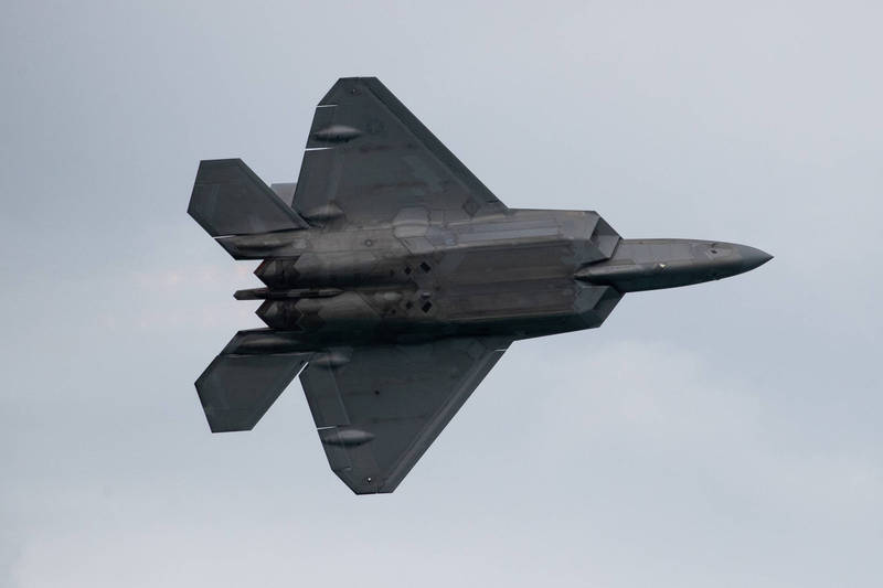 美国空军7月将派遣25架F-22勐禽战斗机，参与「2021太平洋钢铁军演（Operation Pacific Iron 2021）」，专家分析这是对中国捎去一则「紧急讯息」。（彭博）(photo:LTN)