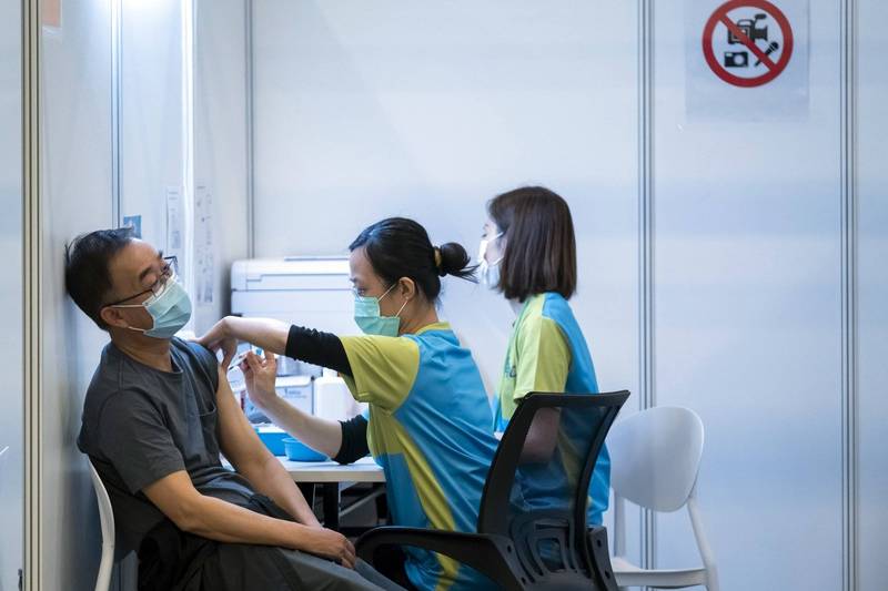 香港大學研究顯示，注射BNT武肺疫苗的民眾，其體內抗體高出接種中國科興疫苗的10倍之多。圖為香港民眾注射科興疫苗。（美聯社）