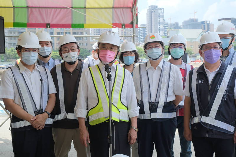 行政院長蘇貞昌今到新竹縣視察嘉豐國小新建工程時表示，會在8月底開學日前，讓所有老師們打疫苗，提供師生有更好的保護。 （新竹縣政府提供）