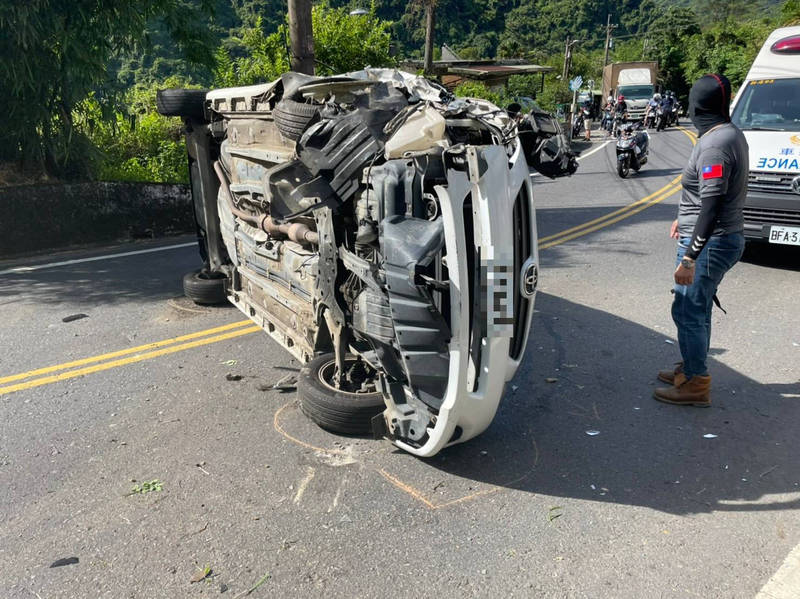 張男開車行駛至北宜17.3k處，入彎疑未減速慢行，擦撞山壁後向左翻滾數圈，車子直接90度側倒在雙黃線上，經過的騎士幫忙通報警方。（記者闕敬倫翻攝）