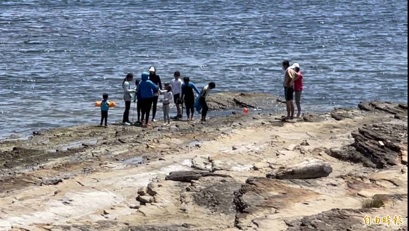 微解封週末，基隆海岸仍有部分民眾戲水（記者盧賢秀攝）