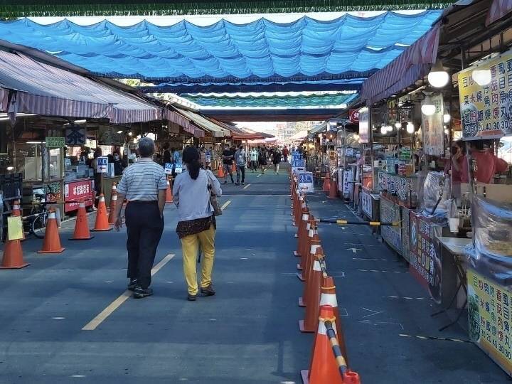 興達港觀光漁市採「得來速」方式單行道動線，以交通錐、連桿區隔名攤採買動線，加速疏散場內人流。（高雄市經發局提供）