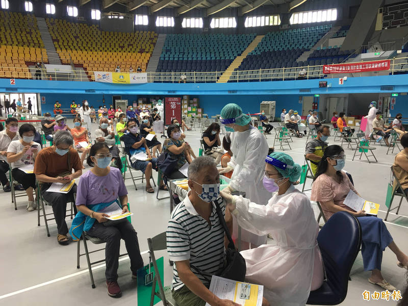 雲林6家醫院疫苗快打站今天啟動，台大雲林分院在雲林縣立體育館的快打站民眾接種踴躍，今天有2100多人施打。（記者黃淑莉攝）