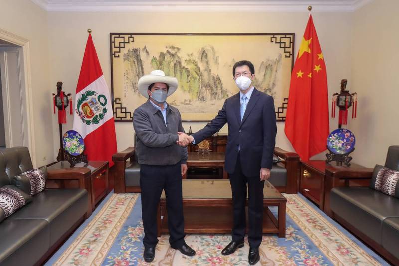 祕鲁总统候选人卡斯提洛15日造访中国大使馆，与中国大使讨论疫苗供货问题。（翻摄自Twitter @PedroCastilloTe）(photo:LTN)