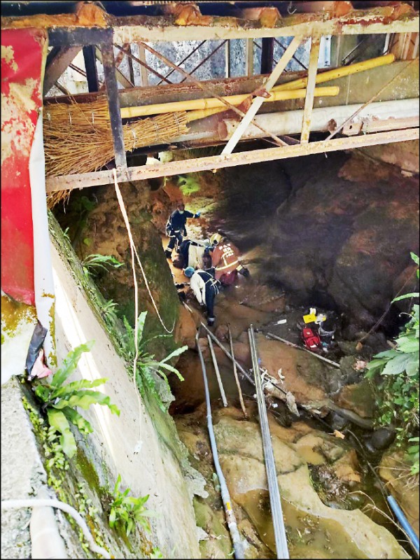 3名工人在新北市三峽區溪東路橋下涵洞施工，遭落石砸中。（民眾提供）